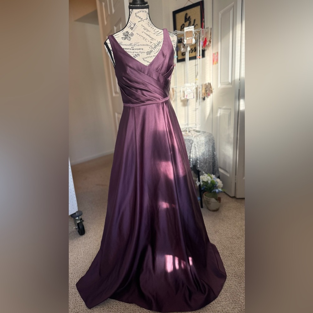 Elegant Purple Bridesmaid Gown With Pockets